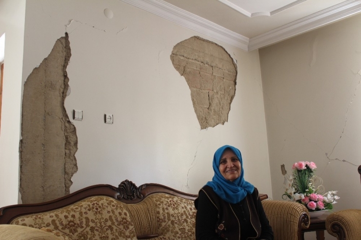 Depremzede Evi Hasarlı Olmasına Rağmen "Evde Kal" Çağrısına Uyuyor