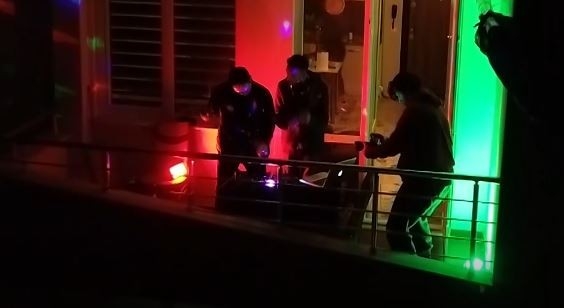 Evde Kalan Vatandaşlara Balkonundan Dj’lik Yaparak Moral Verdi