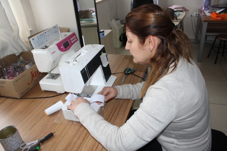 Halk Eğitim Merkezi’nden Sağlık Çalışanları İçin Film Maske Üretimi