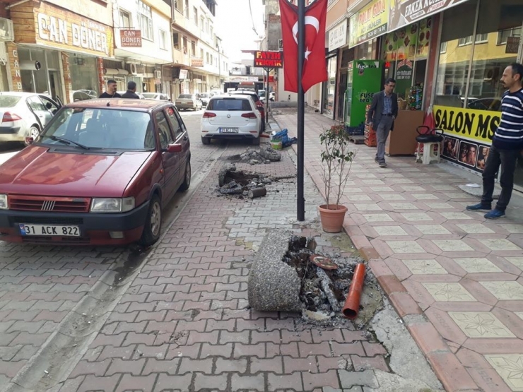 Otomobilini Park Edemeyen Avukat Belediyenin Dubalarını Kesti