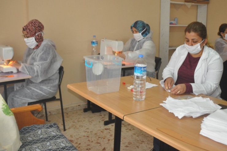 Payas’ta Gönüllü Kadınlar, Günlük 400 Adet Maske Üretiyor