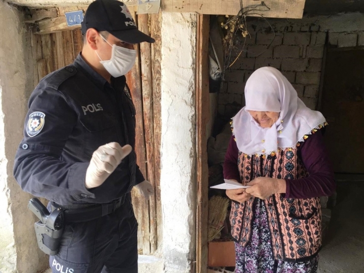 Hisarcık’ta 65 Yaş Üstü Emeklilerin Maaşlarını Polis Evlerine Getiriyor