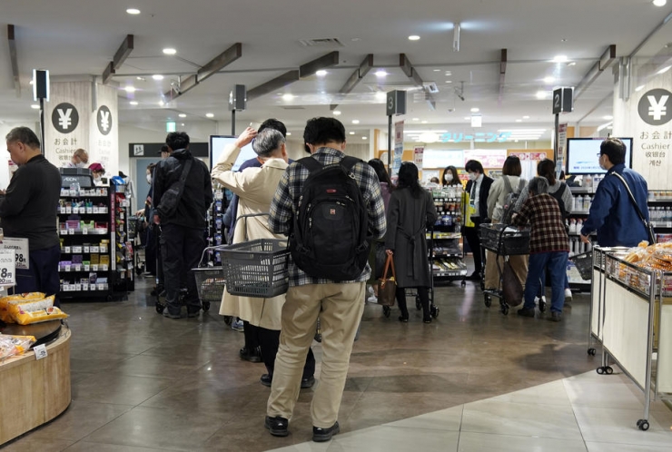 Tokyo Valisi Koike, "Evde Kal" Çağrısı Yaptı, Marketlerde Uzun Kuyruk Oluştu