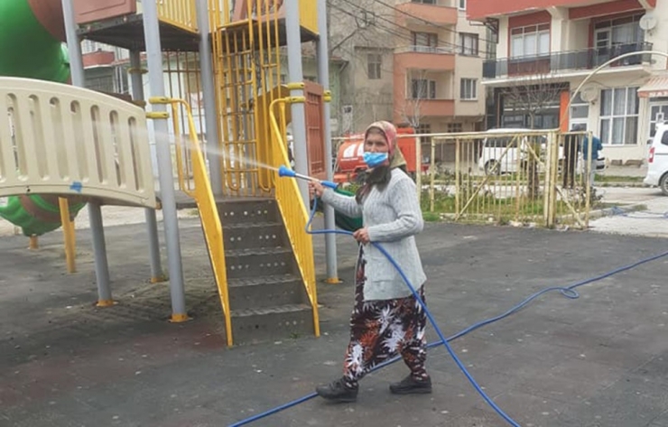 Kadın Muhtar Mahallesini Dezenfekte Ediyor