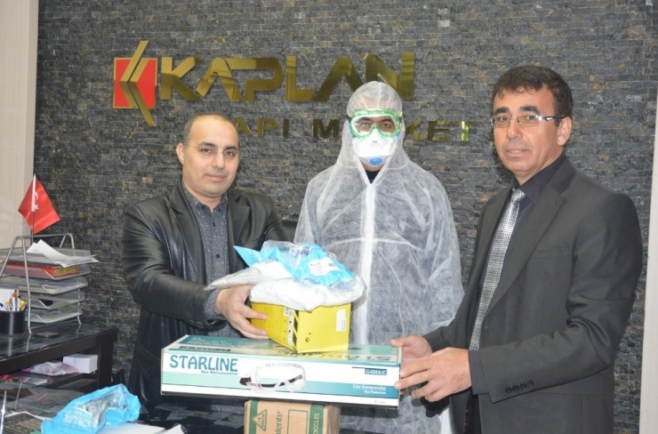 Elbistanlı Esnaf, Deposundaki 10 Bin Maskeyi Devlete Hibe Etti