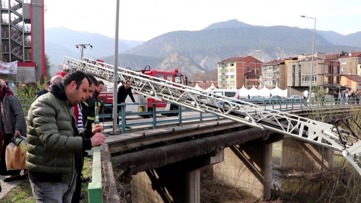 18 Yaşındaki Genç Köprüden Atladı, Vatandaşlar Film İzler Gibi İzledi