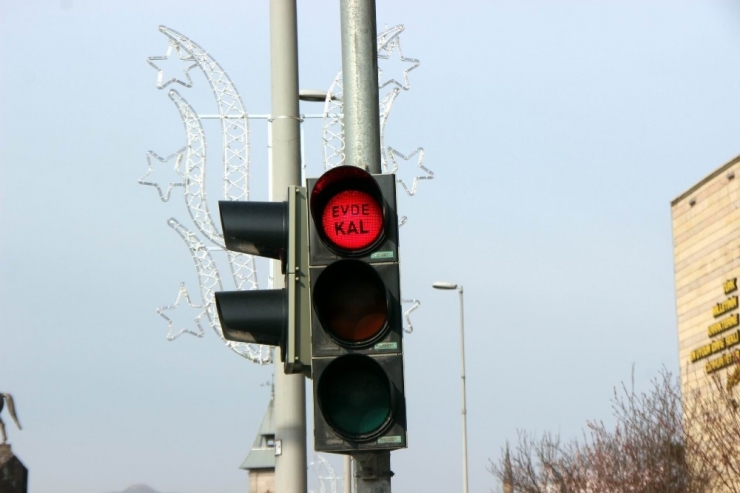 Trafik Işıklarında ’Evde Kal’ Uyarısı