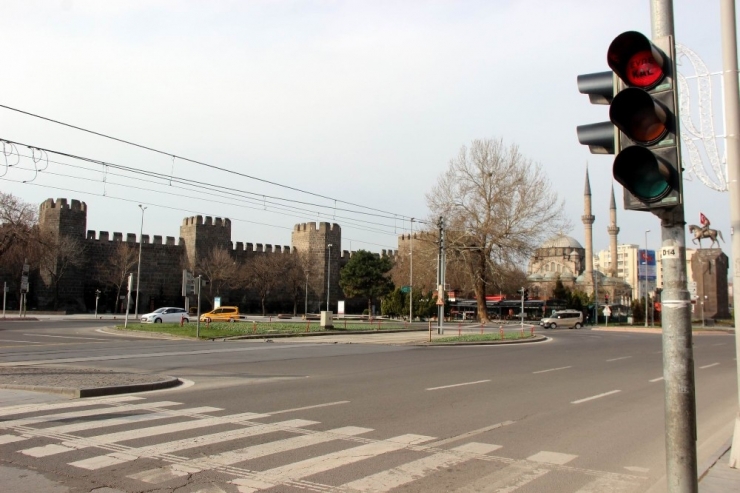 Trafik Işıklarında ’Evde Kal’ Uyarısı