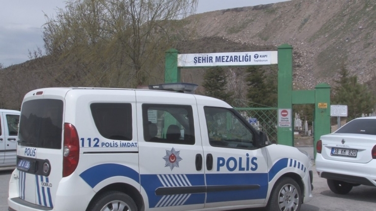 Mezarlık Süsü Verilen Yer Polisi Harekete Geçirdi