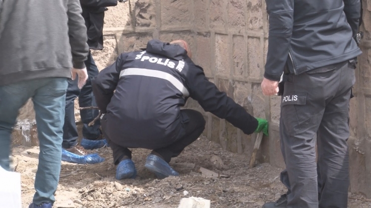 Mezarlık Süsü Verilen Yer Polisi Harekete Geçirdi