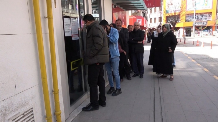 Banka Önlerinde Sosyal Mesafeye Uymadılar