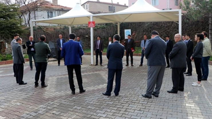 Belediye Başkanından Birer Metrelik Mesafede Açık Alan Toplantısı