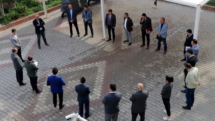 Belediye Başkanından Birer Metrelik Mesafede Açık Alan Toplantısı