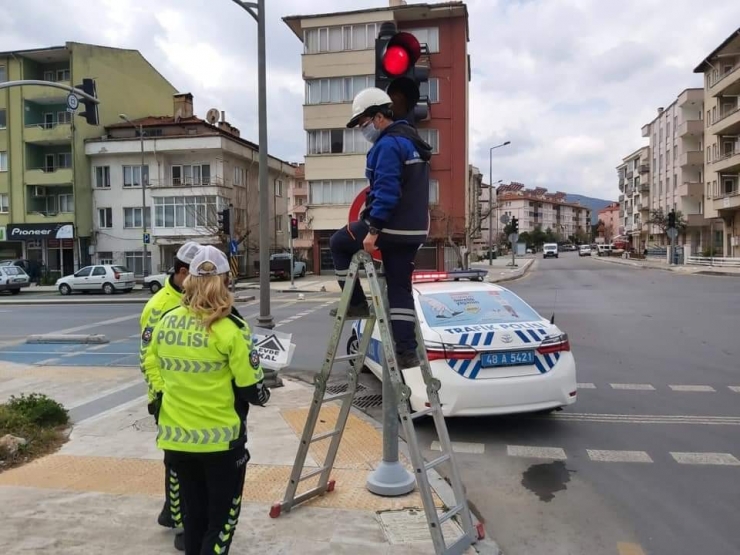 Kırmızı Işıkta ’Evde Kal’ Yeşil Işıkta ’Eve Git’ Çağrısı