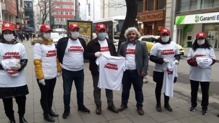 Vatandaşları Tek Tek Durdurup "Evde Kal" Tişörtü Dağıttılar