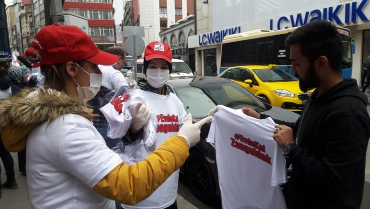 Vatandaşları Tek Tek Durdurup "Evde Kal" Tişörtü Dağıttılar