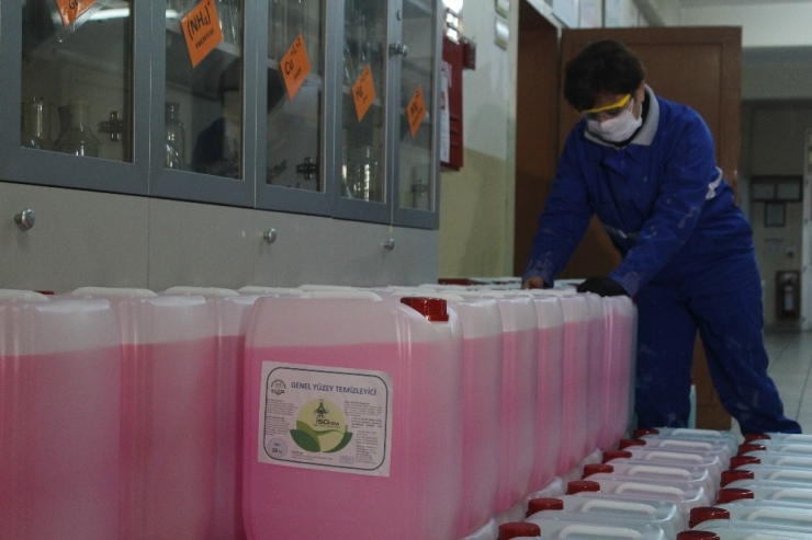 Fabrika Gibi Çalışan Meslek Lisesi 15 Günde 100 Tondan Fazla Dezenfektan Üretti