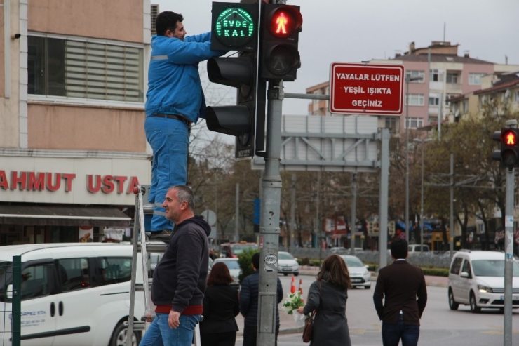 Kocaeli’deki Trafik Işıklarıyla ’Evde Kal’ Mesajı Verildi