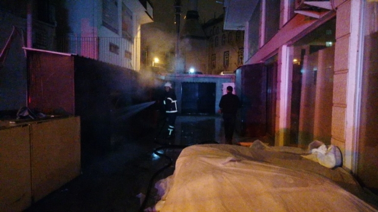 İş Yerinde Çıkan Yangın Paniğe Neden Oldu