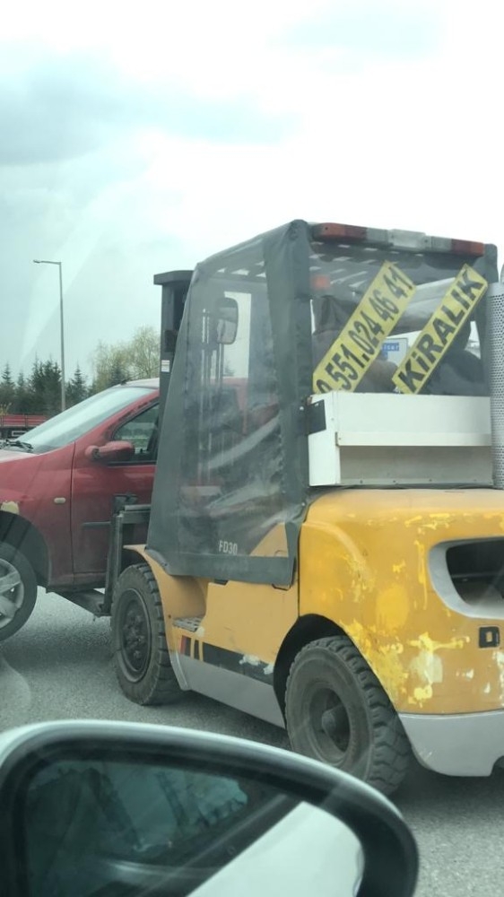 Forklift İle Caddede Otomobil Taşıdı