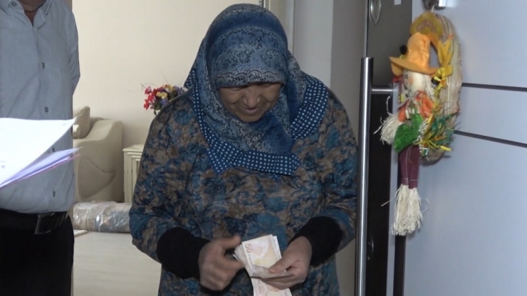 Baba-kıza Maaşları Kapıda Ödendi
