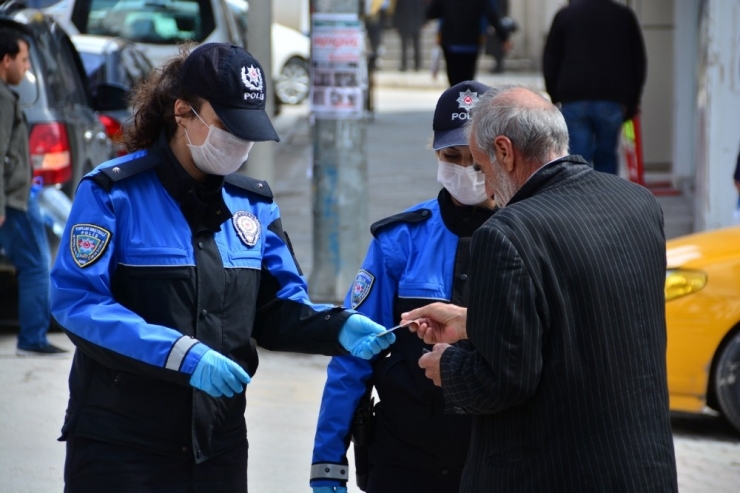 Elazığ Polisi Hem Alış Veriş Yapıyor, Hem Sokakta Vatandaşı Uyarıyor