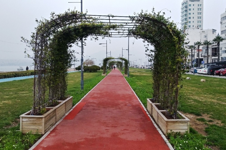 İzmir’de Sahil Ve Pazar Yerleri Boş Kaldı