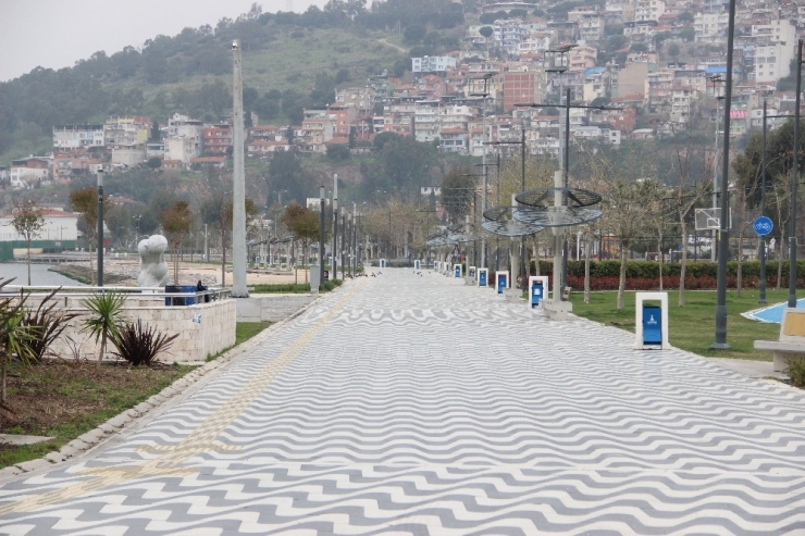 İzmir’de Sahil Ve Pazar Yerleri Boş Kaldı