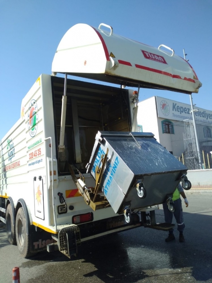 Kepez’de Çöp Konteynerleri Dezenfekte Ediliyor