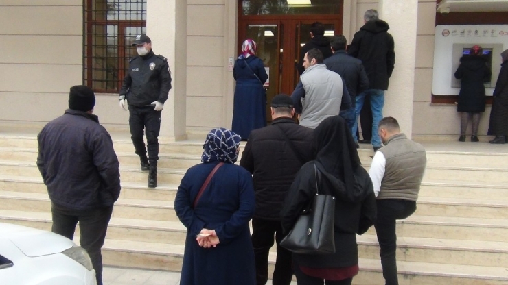 İnegöl’de Polis Mesafe Nöbetinde