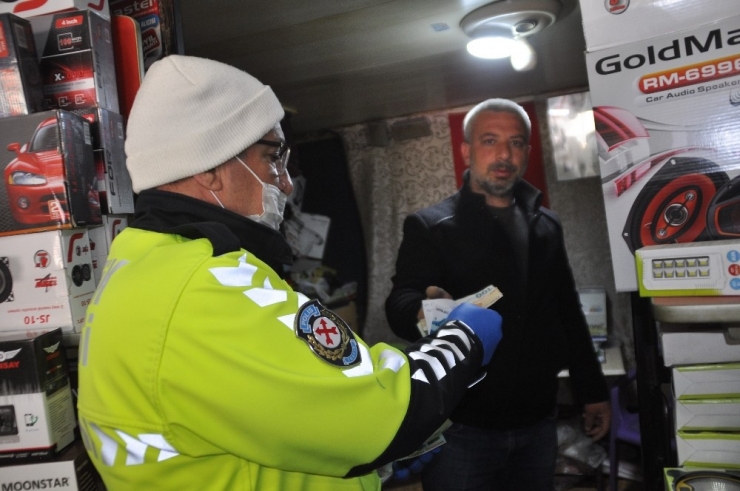 Evinden Çıkamayan Yaşlının Emekli Maaşını Çekip İş Yerine Taksitini De Ödeyerek Kalanını Teslim Ettiler
