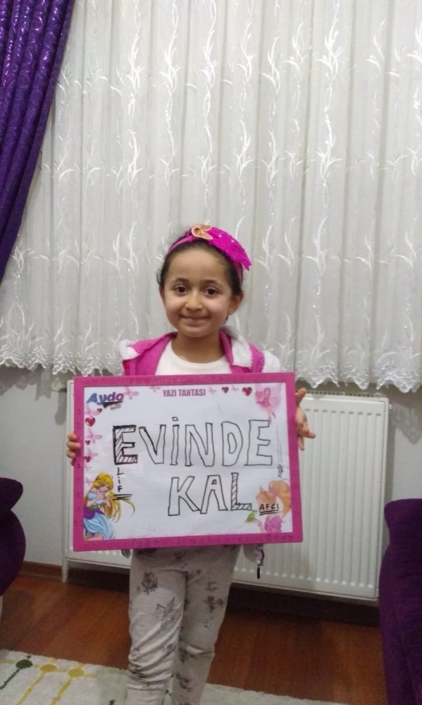 Minik Öğrencilerden Büyüklere ‘‘Evinde Kal’’ Mesajı