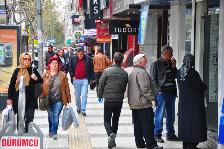 Manisa’da Korona Virüse Rağmen Sokaklar Doldu