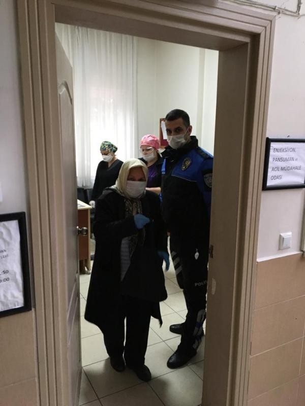 Acil İhtiyacı Olan Yaşlılara Polis Eşlik Etti