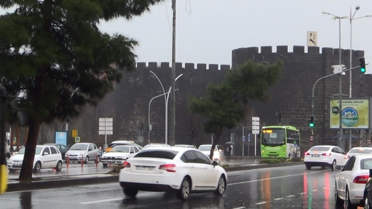 Meteorolojinin Uyarısı Sonrası Diyarbakır’da Sağanak Yağış Başladı