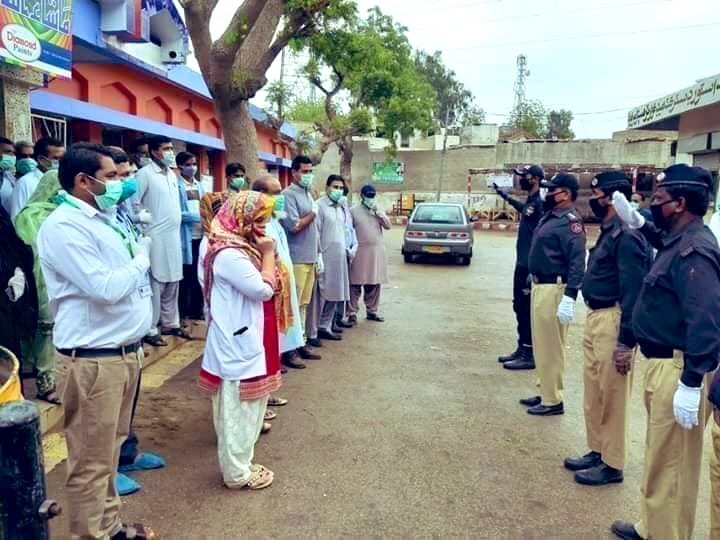 Pakistan Halkından Sağlık Çalışanlarına Beyaz Bayraklı Destek