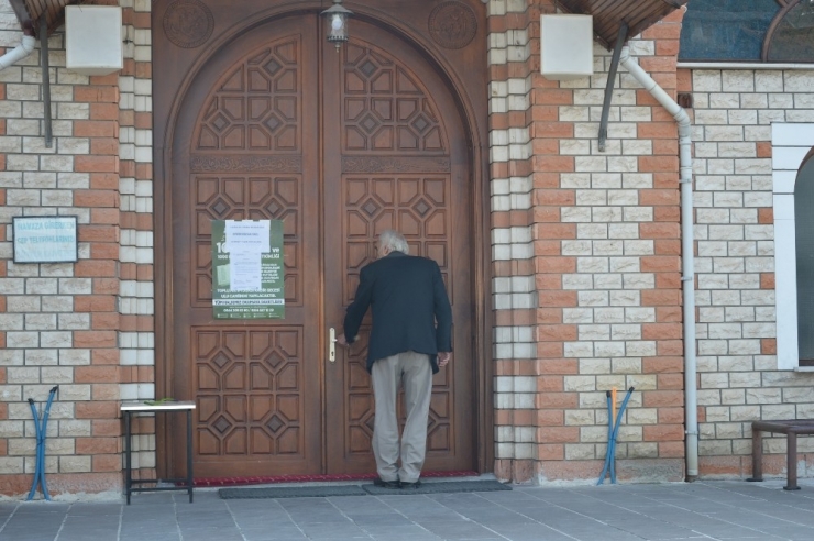 Polis Cami Önlerinde ‘Cuma Namazı’ Nöbeti Tuttu