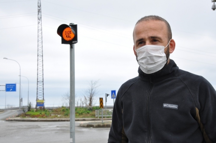 Trafik Işıklarına Korona Virüs İle Mücadele Kapsamında “Evde Kal” Uyarısı Koydular