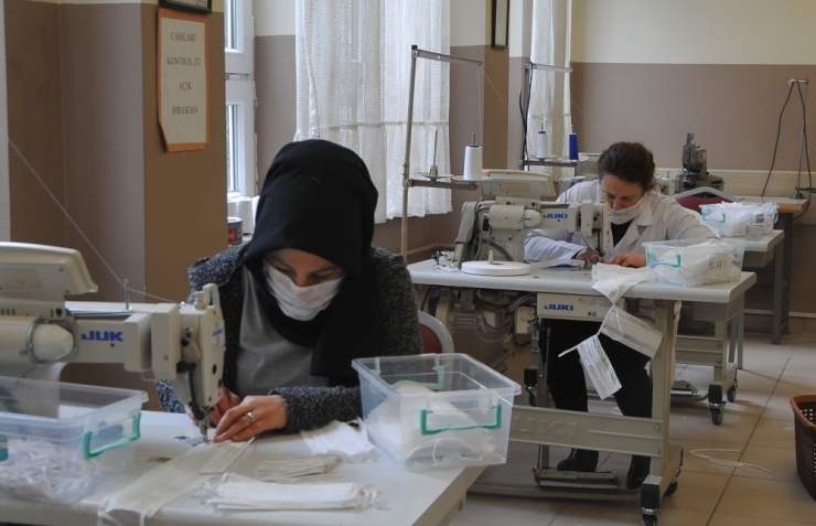 Gönüllü Öğretmenler, Okulda Ürettikleri Maskelerle Korona Virüsüyle Mücadeleye Destek Veriyor