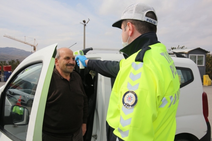 Sivas’a Giren Herkesin Ateşi Ölçülüyor