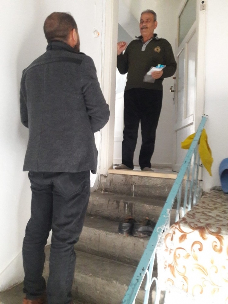 Muhtardan Mahalle Sakinlerine Maske Ve Islak Mendil Jesti