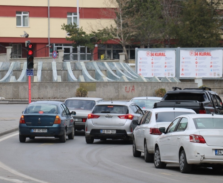 Trafik Işıkları ’Evde Kal’ Çağrısı İle Yandı
