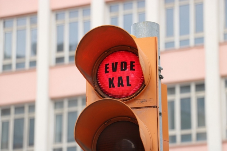 Trafik Işıkları ’Evde Kal’ Çağrısı İle Yandı