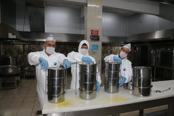 Sultanbeyli’de Yaşlılara Evde Sıcak Yemek Hizmeti