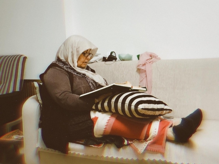 74 Yaşındaki Müfide Nine Evinde Kalarak Örnek Oluyor