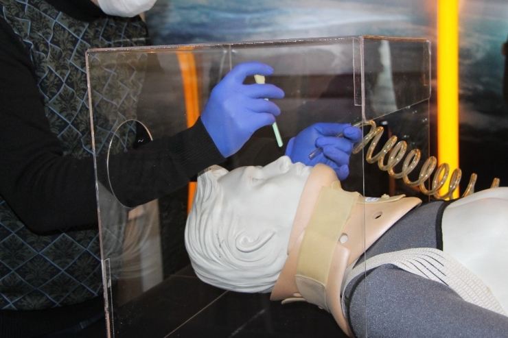 Sağlık Personeli İçin Korana Virüsten Korunma Aparatı Üretti