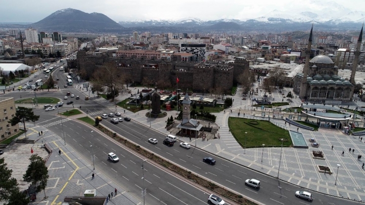 Korona Virüs Nedeniyle Meydanlar Boş Kaldı