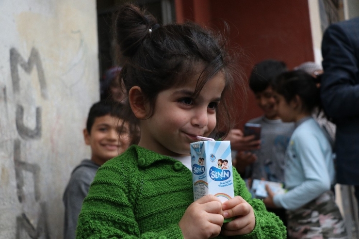 Okula Gidemeyen Çocuklara Süt