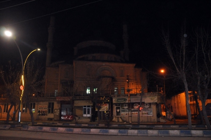 Minarelerden Dualar Yükseldi