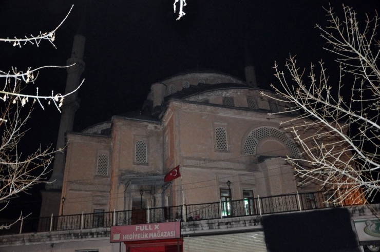 Minarelerden Dualar Yükseldi